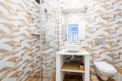 a bathroom with a toilet sink and a shower at Apartamento 157, Pedras d’el Rei in Tavira