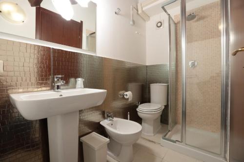 een badkamer met een wastafel, een toilet en een douche bij TERRA MIA in Città Giardino