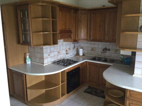 una cucina con armadi in legno e piano di lavoro di Appartamento Belvedere a Chieti