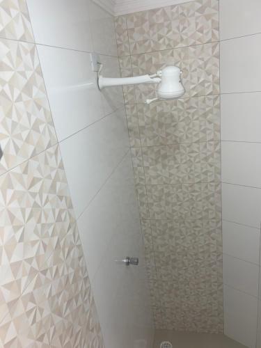 una doccia con porta in vetro in bagno di M Hotel a San Paolo