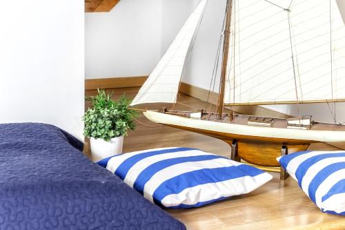 een slaapkamer met een zeilboot en 2 bedden bij Stella Marina 1 in Venetië