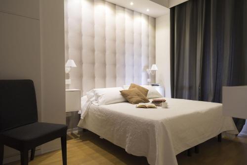 Un pat sau paturi într-o cameră la Piccolo Mondo Hotel
