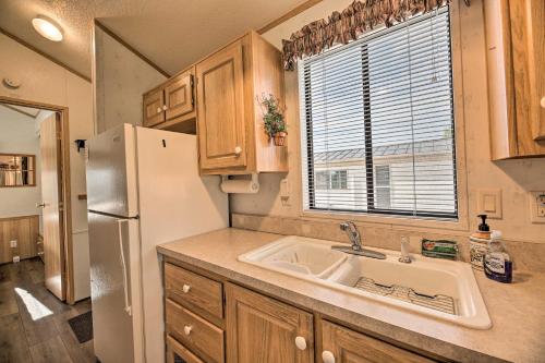 La cuisine est équipée d'un évier et d'un réfrigérateur. dans l'établissement Relaxing Abode in Show Low Quiet, 55 and Community!, à White Mountain Lakes Estates