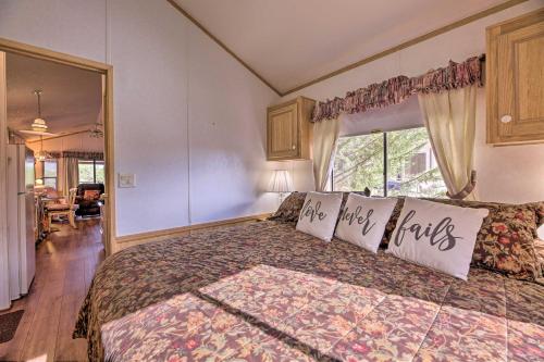Photo de la galerie de l'établissement Relaxing Abode in Show Low Quiet, 55 and Community!, à White Mountain Lakes Estates