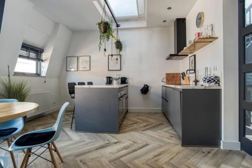 a kitchen and dining room with a table and chairs at Hosted by Wendy Prins Willem 3 in Scheveningen