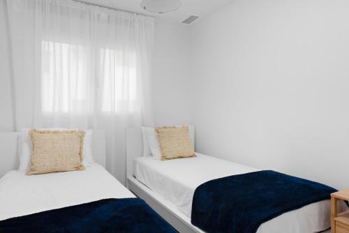 Un pat sau paturi într-o cameră la Escape to Estepona