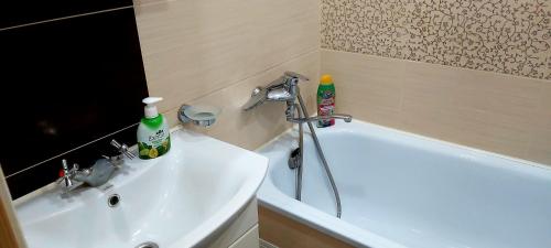 bagno con lavandino e vasca di бульвар Олександрійський 137 Comfort house a Bila Cerkva