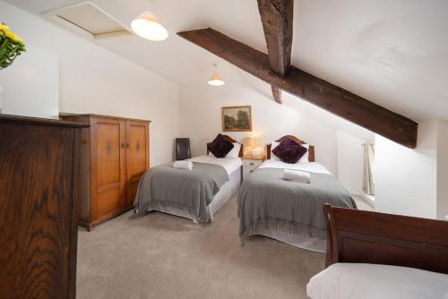 um quarto com duas camas num quarto em Diana's Cottage em Braunton