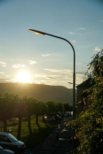 a street light with the sun in the sky at Leutesdorfer Hof in Leutesdorf