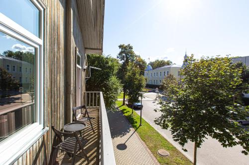 een balkon van een gebouw met een bank en een straat bij à la fontaine in Druskininkai