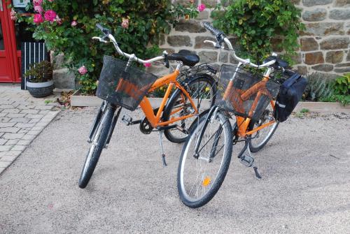 two bikes are parked next to each other at Chambres d'hôtes E-Harz Ar Menez in Mont-Dol
