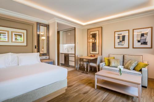 Habitación de hotel con cama y sofá en Barceló la Nucía Hills en La Nucía