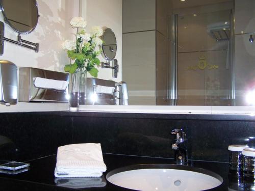 Bilik mandi di Washington Parquesol Suites & Hotel