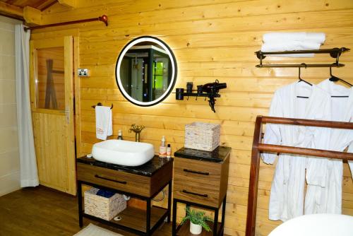 Ванная комната в Severine Cottages and Lounge Ltd