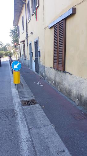 a blue and yellow sign on the side of a street at Da Hele & Zozi in Signa