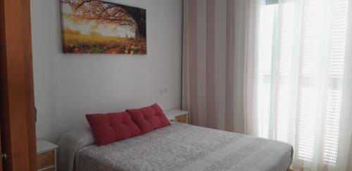 1 dormitorio con 1 cama y una pintura en la pared en Marino apartment, en Almuñécar