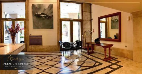 um átrio com uma secretária, cadeiras e janelas em Mendoza Premium Suites - Dpto de Lujo Piso 14 - Vista A La Montaña! em Mendoza