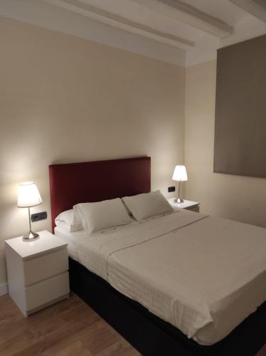 バレンシアにあるAPARTAMENTOS En Plomのベッドルーム1室(大型ベッド1台、テーブル上のランプ2つ付)