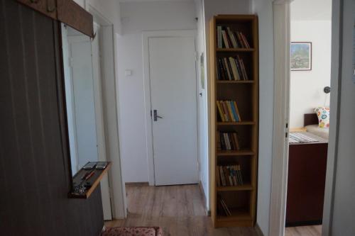 korytarz z drzwiami i półką na książki w obiekcie Mildos butas w mieście Birsztany