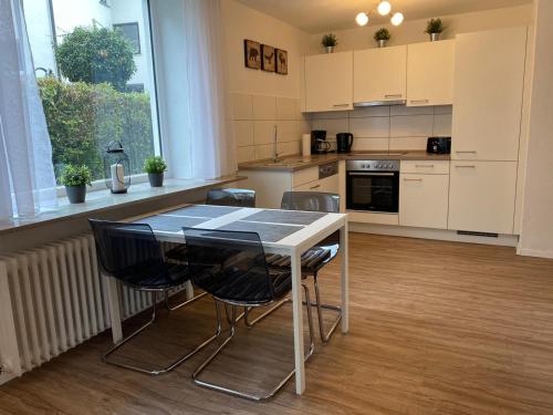 uma cozinha com uma mesa e cadeiras em Fewo Im Vogelhaus em Freudenstadt