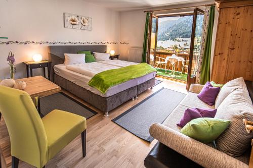 ein Schlafzimmer mit einem Bett und ein Wohnzimmer in der Unterkunft Haus Farmer in Sankt Martin am Tennengebirge