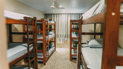 Uma ou mais camas em beliche em um quarto em Hostel Paraíso