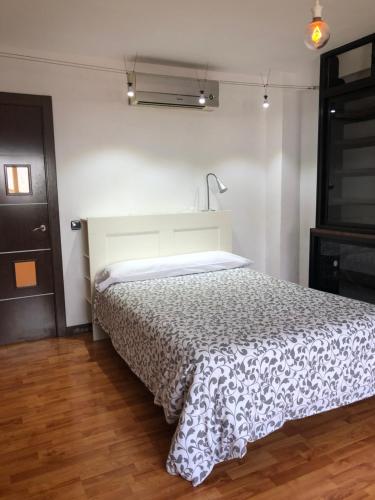 A bed or beds in a room at Apartamento Gran Comedias