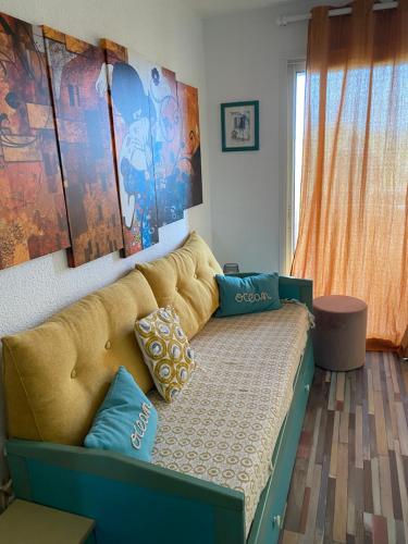 Pokój z kanapą z poduszkami w obiekcie cala di sognu chez Lorenzo w mieście San-Nicolao