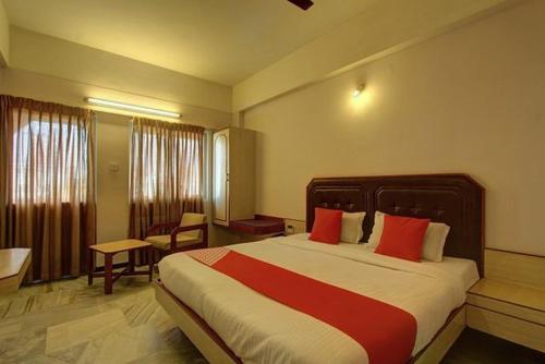 Un pat sau paturi într-o cameră la Padmam Hotel