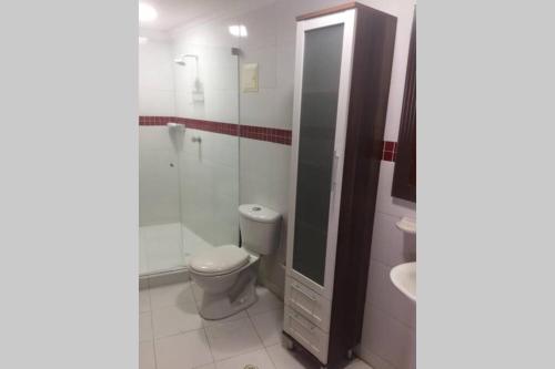 ein Badezimmer mit Toilette, Dusche und Waschbecken in der Unterkunft Cartagena de Indias, Mar, historia y diversión ! in Cartagena de Indias