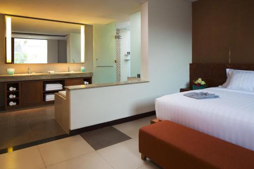 En eller flere senge i et værelse på Sun Island Hotel & Spa Legian