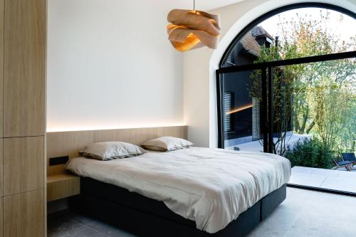 Katil atau katil-katil dalam bilik di Holiday Home L'O Reine - with luxury wellness