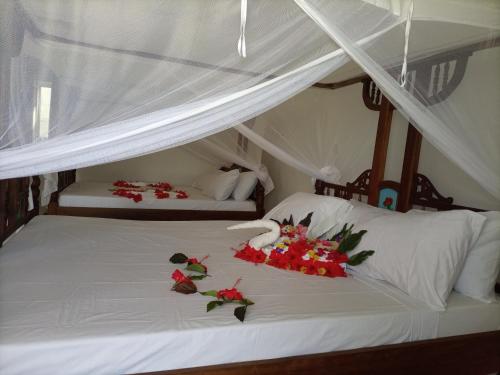Кровать или кровати в номере Visitor's Inn
