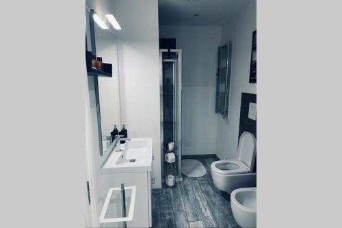A bathroom at Very House