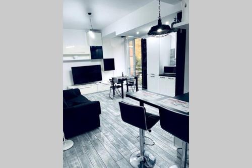 A kitchen or kitchenette at Very House