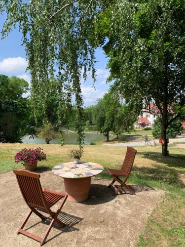 Taman di luar Historisches Gebäude " Rentmeisteramt" Basedow