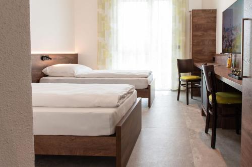 Säng eller sängar i ett rum på Hotel Grüne Elster