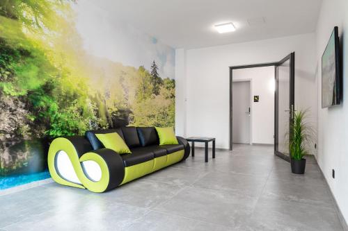 Una televisión o centro de entretenimiento en Hotel Grüne Elster