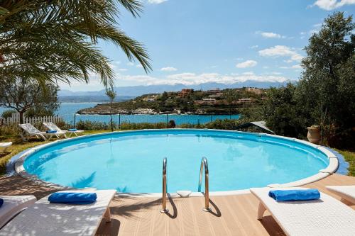 uma piscina com vista para a água em Seafront Villa Longobardi em Chania Town