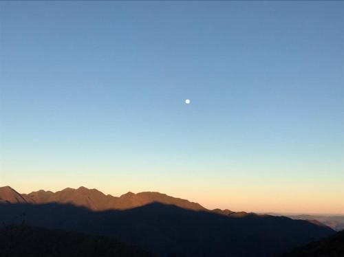 a view of a mountain range at sunset at Gran Camping Cabanas da Fazenda in Visconde De Maua