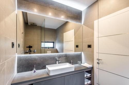 Kúpeľňa v ubytovaní Villa Skyline- near beach and city center with heated pool