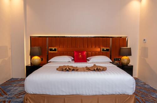 Łóżko lub łóżka w pokoju w obiekcie Hôtel Fleur de Lys Point E
