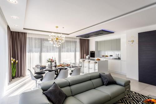 Villa Skyline- near beach and city center with heated pool