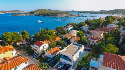 Villa Skyline- near beach and city center with heated pool