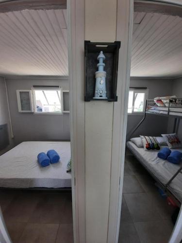 Cette chambre comprend 2 lits superposés et 2 fenêtres. dans l'établissement chalet typique 50 m de la mer, à Gruissan