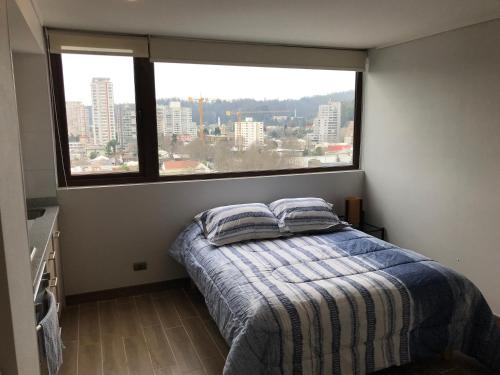 เตียงในห้องที่ Departamento Un Ambiente Centro de Concepción