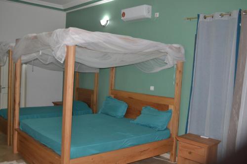 Tempat tidur susun dalam kamar di Villa Moderne Spacieuse avec Piscine Privée, 3Ch et 3SdB