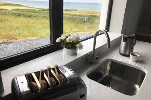 Kjøkken eller kjøkkenkrok på Wild Atlantic Way Apartment