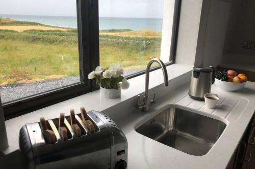 Kuchyň nebo kuchyňský kout v ubytování Wild Atlantic Way Apartment