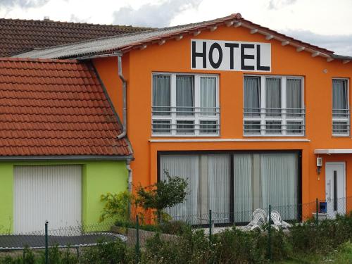 un edificio naranja con un cartel de hotel en él en la casa mia, en Bad Langensalza